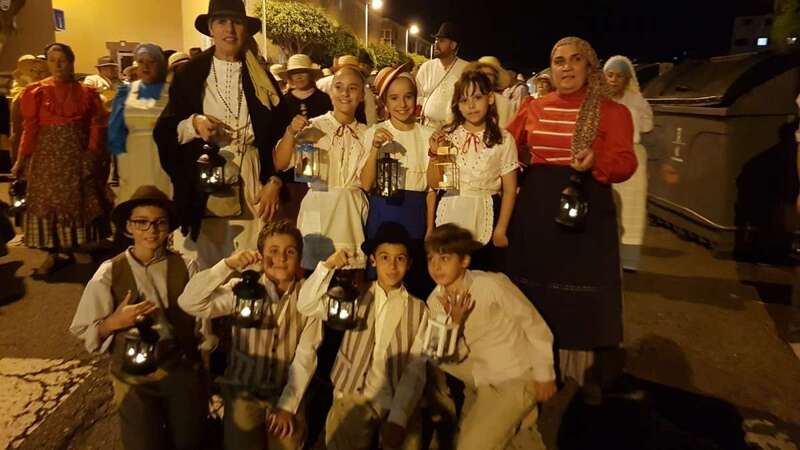 Grupo de niños y adultos que participaron en el pasacalles de esta noche en La Pardilla (Foto TA)